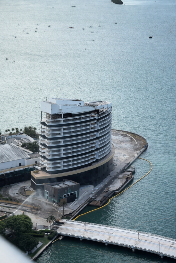 Vista aérea del sitio del antiguo Mandarin Oriental Miami en Brickell Key tras la implosión controlada del edificio