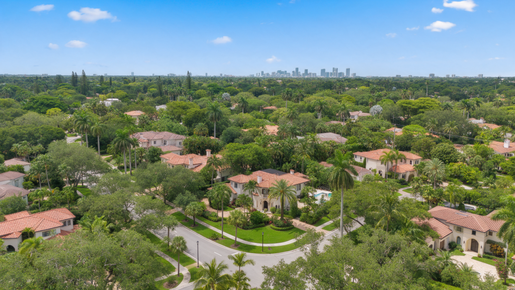 Zona residencial y casas de lujo en Coral Gables.